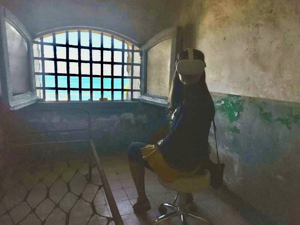 Donna con un visore in una cella dell'ex carcere di Procida