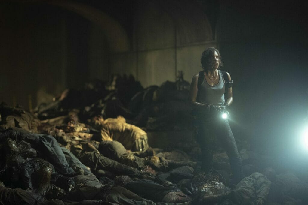 Maggie attraversa un tunnel in The Walking Dead: Dead City